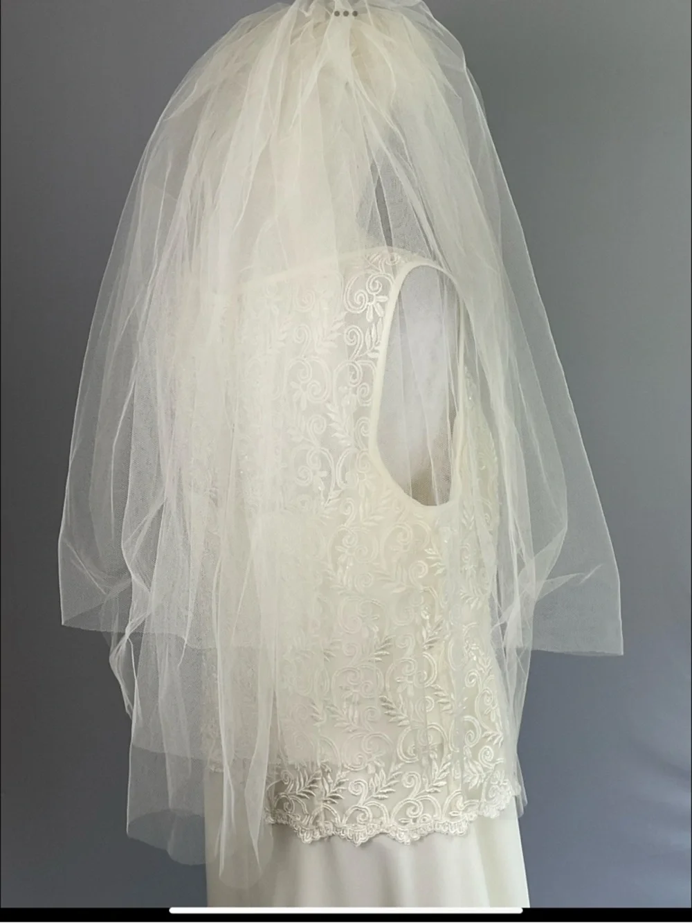 Vintage ivory bridal veil with pill hat and lace-trimmed comb.